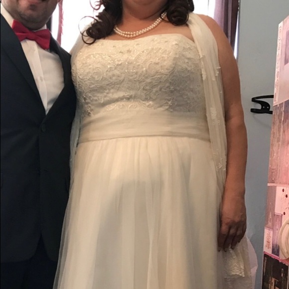 Ivory/champagne Wedding Dress with bustled train. - Picture 2 of 8